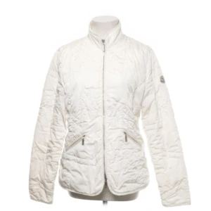 Moncler jacka  - Säljer min vintage moncler jacka, köpt på Sellpy och har inga skador☺️(Äkthetskontrollerad!!)