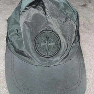 Stone island keps - Väldigt bra keps och kontakta ifall du har frågor och funderingar nypris är ungefär 1,5