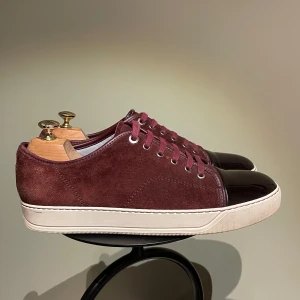 Lanvin skor  - Hej! Säljer nu dessa super eftertraktade Lanvin skor. Skorna är i toppskick 9/10(super liten defekt). Med skorna medföljer dustbag och box 