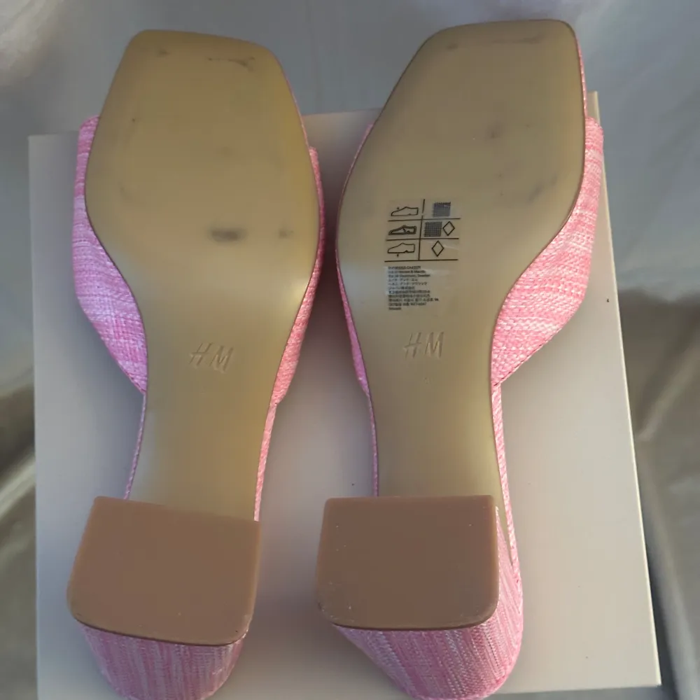Helt oanvänd rosa sandal från H&M i 9 cm bred klack! Väldigt skön, dock lite liten för mig.  . Skor.