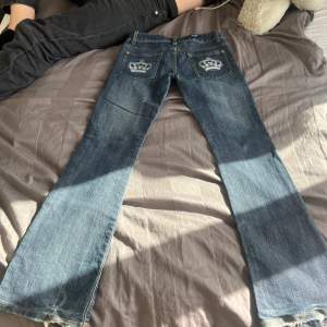 säljer victoria beckham x rock republic jeans. bootcut, lågmidjade. inga defekter förutom lite slitna längst ner men inget som man tänker på💓