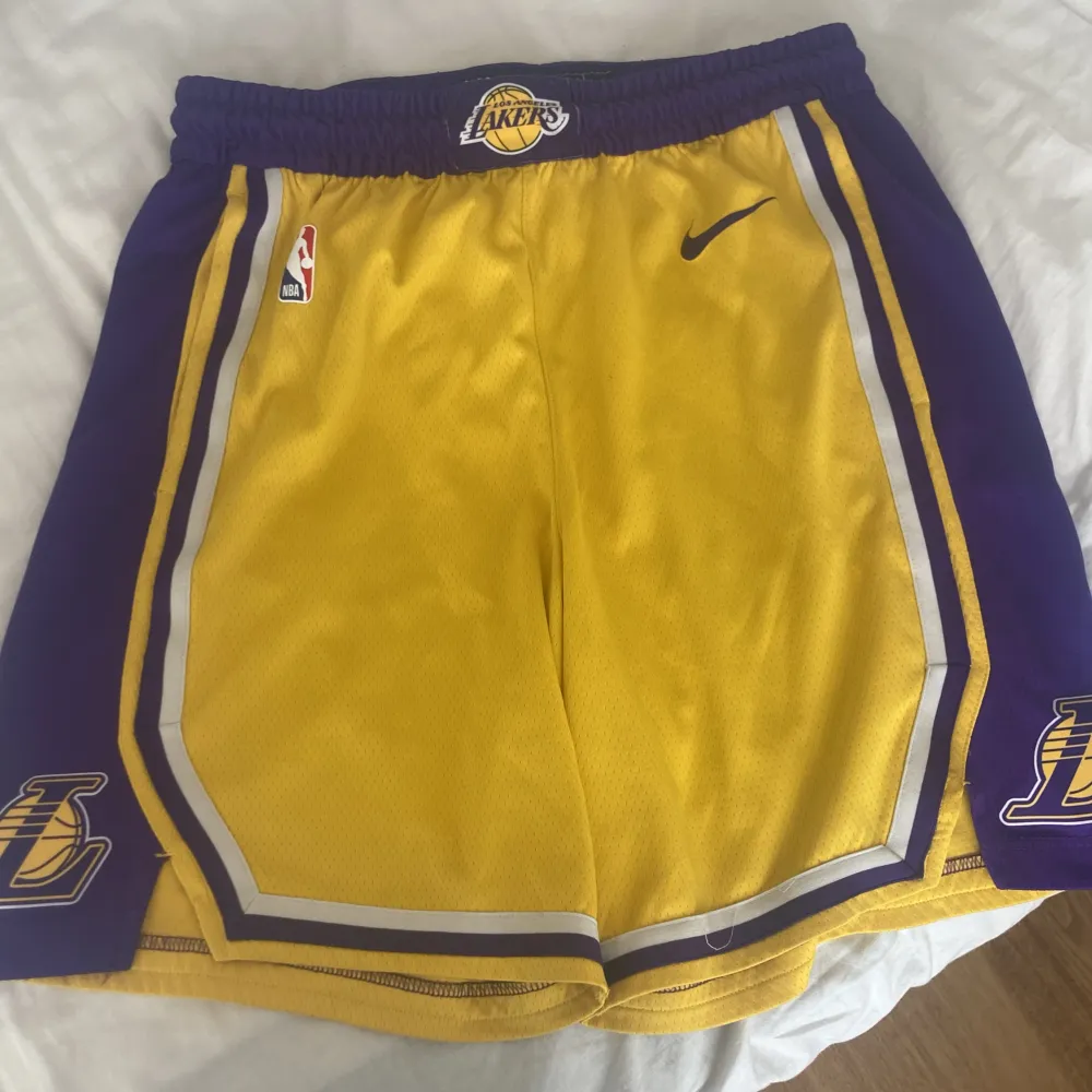 Säljer mina äkta La Lakers Shorts då dem är för små, perfekt skick. Storlek M/L  Köpte för ca 750kr för något år sen.. Shorts.