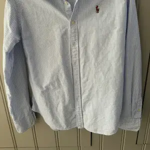 Ralph Lauren Oxford damskjorta slimfit blåvit randig. Stl S. Gott skick. 250:-  Djur- och rökfritt hem. 