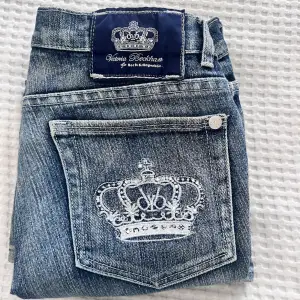 Säljer mina victoria beckham jeans då de inte kommer till användning längre pågrund av att de är för stora