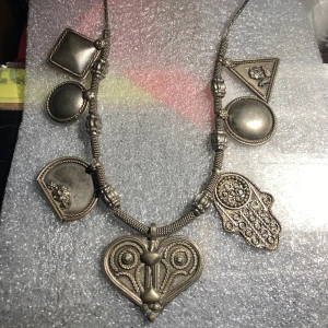 Vintagehalsband Fatimas hand 🪬  - Äldre mellanlångt halsband, putsas det upp lite blir det som nytt! Inga defekter.