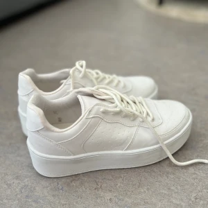 Vita sneakers - Vita sneakers som jag bara använt en gång då jag har väldigt mycket skor. Köpta på Nelly och sitter fint på. Har samlat på sig lite damm som lätt går att ta bort.