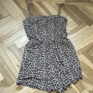 Playsuit - Playsuit i leopard mönster från Hm, fickor på sidorna, stl XS.