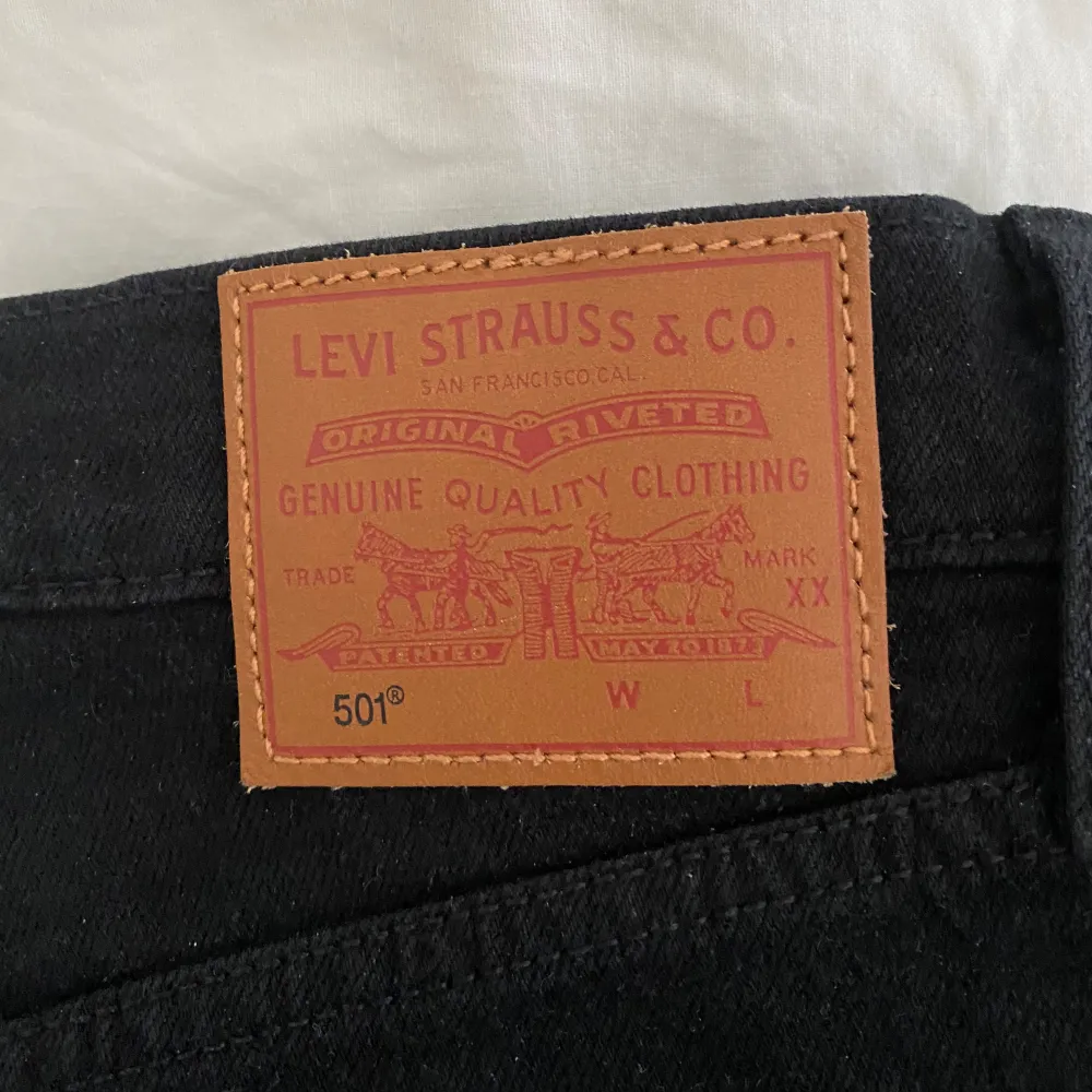 Säljer dessa svarta jeans från Levi’s i modellen 501. Endast använda 1 gång, säljer dom pga att dom tyvärr inte kommer till användning.. Jeans & Byxor.