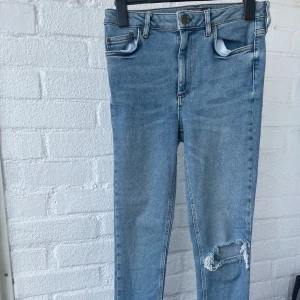 High waist byxor  - Ljusblåa byxor  Stretch  Storlek: M  Rökfritt & Djurfritt hem  Använd ett par gånger  Bra skick  Butikspris: 399kr 