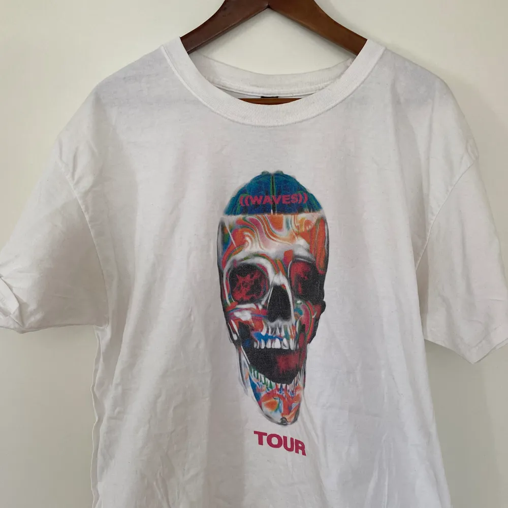 Waves Tour, ~sz L, fläck på magen. Går ev bort i tvätten. Fint skick i material och print. . T-shirts.