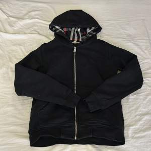 Tjo säljer min feta Burberry hoodie för bra pris, nypris 5000-7000