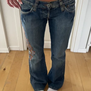 Blåa lågmidjade jeans  - Säljer dessa super coola lågmidjade bootcut jeans eftersom att de inte riktigt är min stil längre💞☀️🥰 (pris kan diskuteras) 