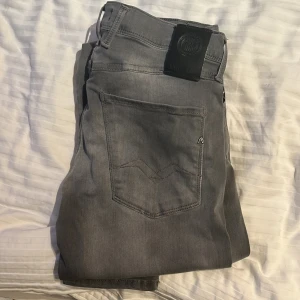 Replay jeans anbass - Hej, säljer nu mina replay jeans då dem inte kommer till användning så ofta, dem är i toppskick(9/10) förutom en liten defekt som inte syns när du använder dem (pm för bild), nypris 1800kr mitt pris 499kr, hör av er vid frågor eller funderingar