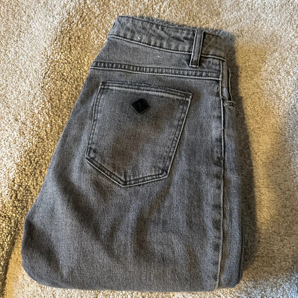 Abrand jeans i nyskick, knappt använda.  Köpta för 1000kr  Köparen står för frakten!. Jeans & Byxor.