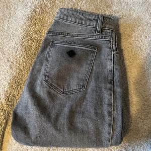 Abrand jeans i nyskick, knappt använda.  Köpta för 1000kr  Köparen står för frakten!