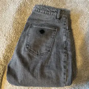 Abrand jeans i nyskick, knappt använda.  Köpta för 1000kr  Köparen står för frakten!