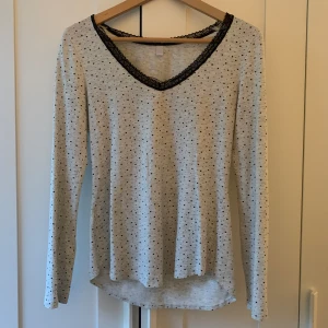 Långärmad tröja  - Långärmad tröja med stjärnor och en fin spets i kragen,tunt material, lite längre bak