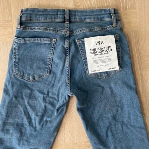Zara lowwaistjeans - Säljer dessa helt nya zarajeans i modellen ”low waist bootcut” med alla lappar kvar, storlek 34! Nypris 400kr💕