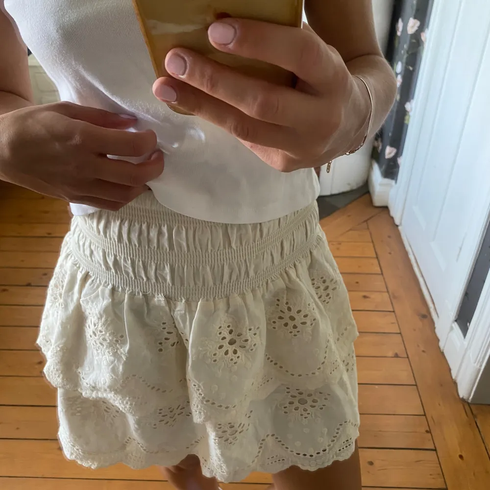 Söt kjol från zara, köpt för två år sedan men knappt använd!. Kjolar.