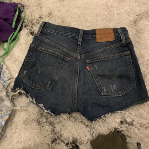Levis shorts  - Jag säljer mina Levis jeans i storlek 24! Jag tycker att de passar till 32,34 och 36 som jag har! Har använt dom inte så många gånger!