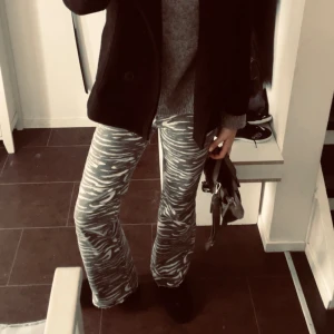 Mönstrade jeans  - Zebra jeans från guess. Nästan helt nya har använt 2 gånger. Dom är i stolek 28. Dom är även sprättade där nere!!💞🔥ny pris 1300.🙏