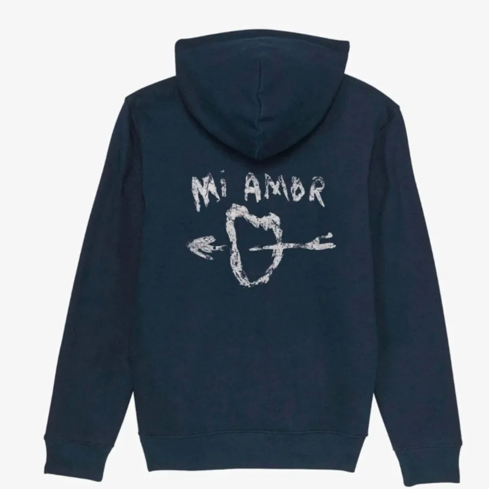 Säljer denna superfina mi amour hoodien i storlek S, använd fåtal gånger och är i mycket bra skick! . Hoodies.