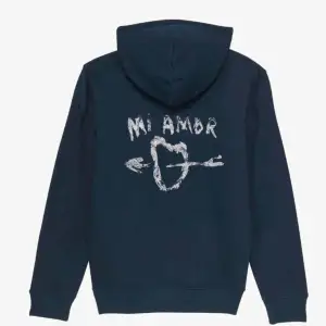 Säljer denna superfina mi amour hoodien i storlek S, använd fåtal gånger och är i mycket bra skick! 
