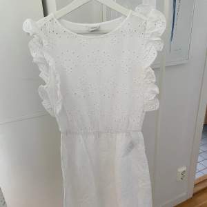 Säljer denna vita klänning med lite spets detaljer, superfin till sommaren eller till student 🤍☺️