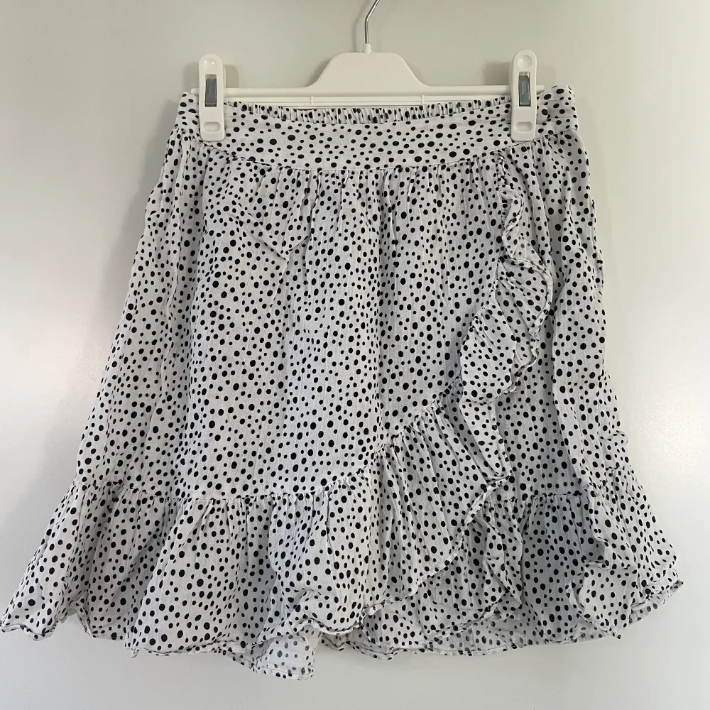 Säljer denna söta prickiga kjol från Vero Moda i storlek xs 🤍🤍 jättefint skick. Kjolar.