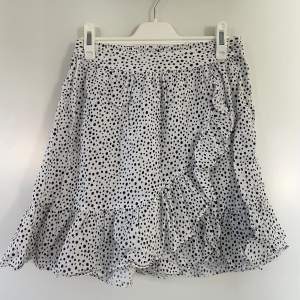 Säljer denna söta prickiga kjol från Vero Moda i storlek xs 🤍🤍 jättefint skick