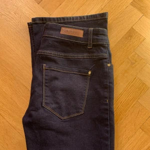 Bootcut midwaist stretchy jeans - Mörkblå denim Aldrig använda  Stretchy material  Bootcut 