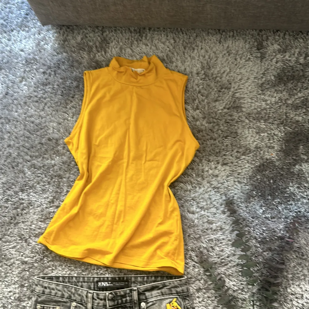 2 crop tops together, very good condition,M size . Toppar.