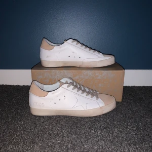 Golden goose - Säljer ett par golden goose i 10/10 skick. Är originellt i storlek 41 men passar 42. Tar ej byten och kom privat för prisförslag. Skorna kommer med box
