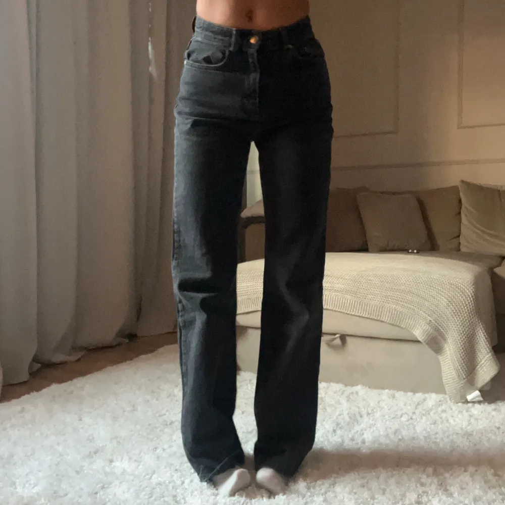 Raka svarta midwaist jeans ifrån Stradivarius. Är 173cm. Jeans & Byxor.