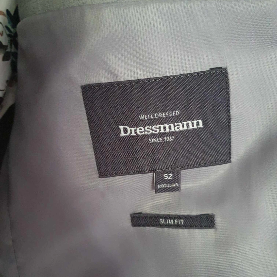 Grå kostym med blommig shorta - 91