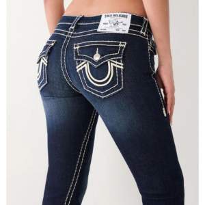 Säljer dessa sjukt snygga true religion jeans köpta på NK💕 Nypris: 3000kr och det är i väldigt fin skick🥰 Storlek 27 och passar mig som har 36 i vanliga fall och 170 lång :)