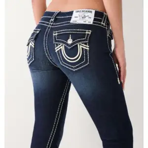 Säljer dessa sjukt snygga true religion jeans köpta på NK💕 Nypris: 3000kr och det är i väldigt fin skick🥰 Storlek 27 och passar mig som har 36 i vanliga fall och 170 lång :)