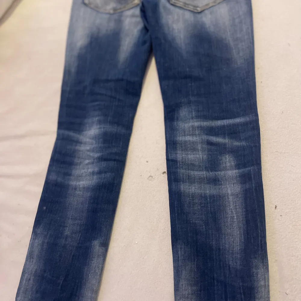 Säljer ett par DSquared2 jeans i storlek 26. Nästan nya och i utmärkt skick. Säljer dem eftersom de tyvärr inte passar längre.. Jeans & Byxor.