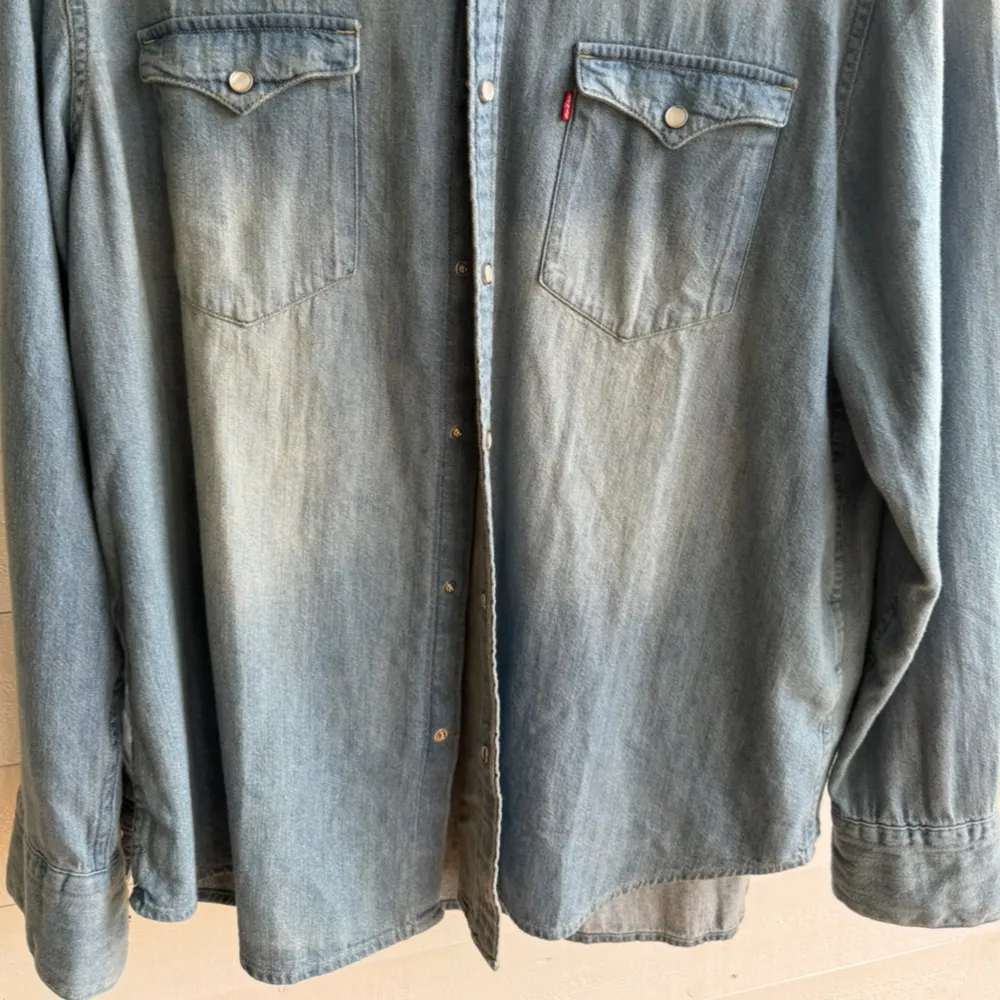 Säljer denna oanvända jeansskjorta från Levi's (inte min skjorta). Endast testad. Nypris 495 kr.. Skjortor.