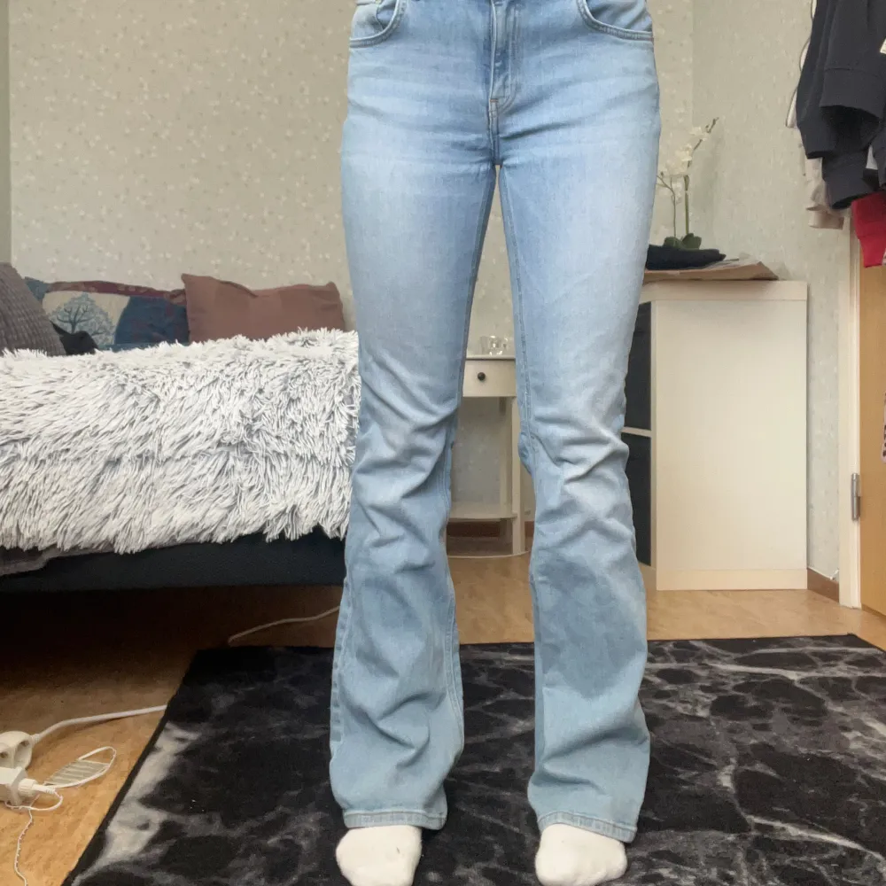 Super fina ljusblåa lågmidjade bootcut jeans till sommaren från lager 157. Tyvärr för stora för mig. Slitet vid hälen längst ner (se sista bilden) annars super fint skick!💗. Jeans & Byxor.