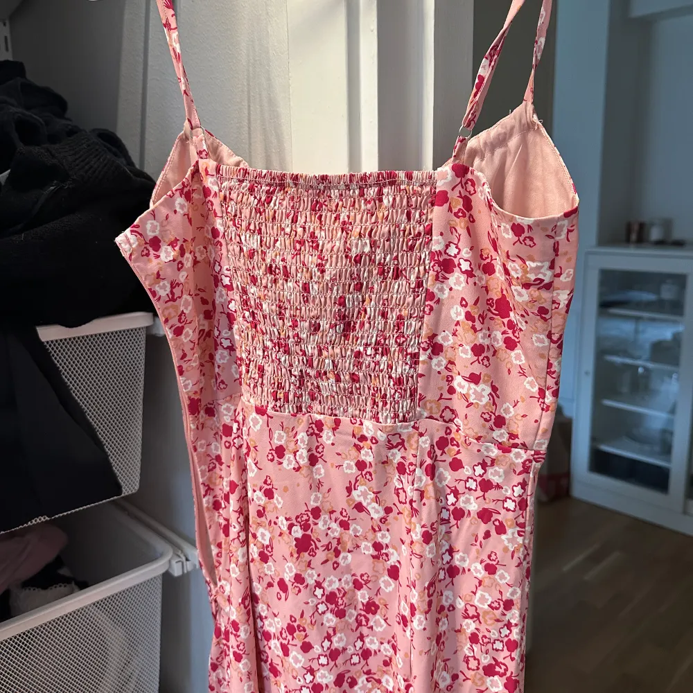 Superfin klänning till sommaren, säljer då den är för liten för mig. Det är en långklänning som slutar vid mitten av vaden på mig som är 169💕. Klänningar.