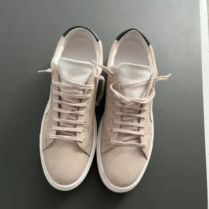 Oliver Cabell skor - Ett par riktigt feta oliver Cabell skor som är lite slitna men fortfarande en stark 8/10 i skick. Nypris 3100kr. Köp direkt för 2049 men pris kan även diskuteras!