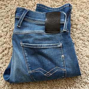 Tja! Säljer dessa riktigt snygga Replay Anbass jeans i perfekt skick! Hyperflex Storlek 30/32 Hör gärna av dig vid frågor🙌
