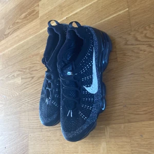 Nike air vapormax - Nike air vapoxmax 10/10 skick anvönda ngr få gånger Säljer pga att dom är försmå  Nypris: 2800 Mitt pris:750 Pris kan sänkas Storlek: 42,5 cm:27