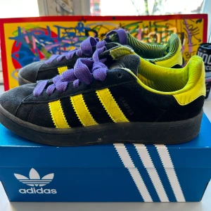 Adidas campus 00s - Ett par feta adidas campus 00s bra skick andvända några gånger! Pris kan diskuteras!