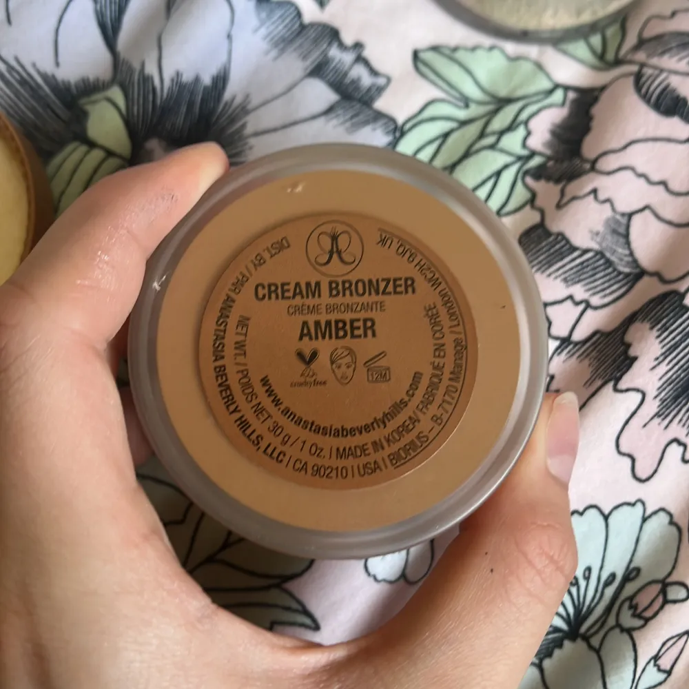 Anastasia bronzer i färgen Amber nypris 400kr. Asusteet.