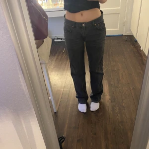 Lågmidjade raka jeans - säljer dessa fina jeans då de har blivit för stora och inte komemr till användning längre💕 de är i samma färg som första bilden