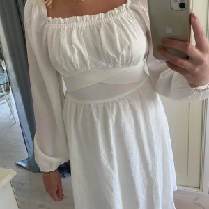 Vit klänning - Fin sommarklänning. Stl M/ 38. Aldrig använd endast testad