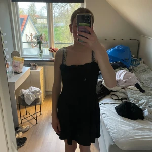 Kort klänning - Supersöt kort klänning! Det finns ingen lapp i klänningen och vet därför inte storlek eller märke. Jag skulle tro att klänningen passar XS/S. Klänningen har justerbara band. Bara använd ett fåtal gånger och har inga defekter. 