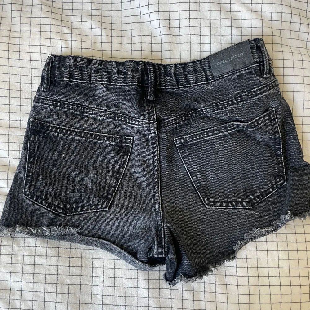 Jättefina jeansshorts från Gina. Har inga bilder med dem på för de passar inte. Tryck gärna på köp nu 👌. Shorts.
